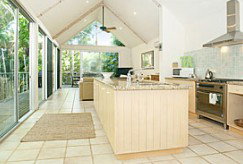 Absolute Beachfront Belongil Summerhouse - Accommodation Batemans Bay 2