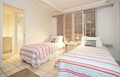 Absolute Beachfront Belongil Summerhouse - Accommodation Batemans Bay 4