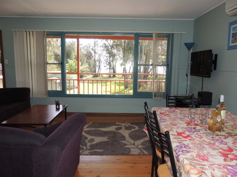 A Paradise Bungalow Waterfront - Accommodation Batemans Bay 3