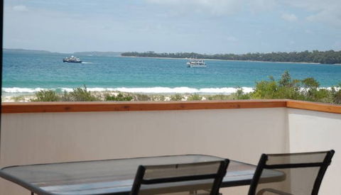 Beachfront House - Accommodation Batemans Bay 5