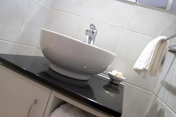 L'Auberge Noosa - Accommodation Batemans Bay 1