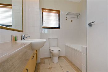 Santorini Twin Waters - Accommodation Batemans Bay 15