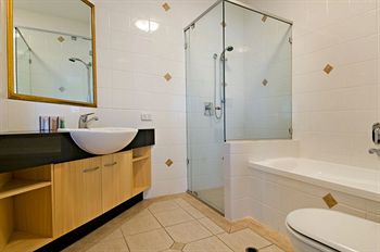 Santorini Twin Waters - Accommodation Batemans Bay 16