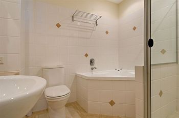 Santorini Twin Waters - Accommodation Batemans Bay 17