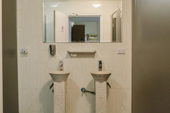 Mad Monkey Backpackers On Broadway - Adults Only - Accommodation Batemans Bay 9