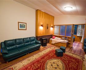 Waterside Accommodation - Derwent Hideaway - Accommodation Batemans Bay 1