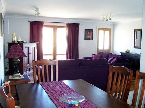 Elm Cottage - Tumut - Accommodation Batemans Bay 2