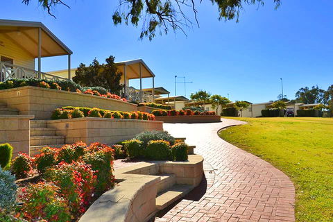 Euston Club Cabin Resort - Accommodation Batemans Bay 2