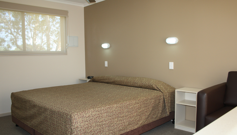 The Bowlo Holiday Cabins - Accommodation Batemans Bay 2