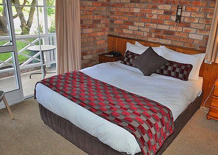 Log Cabin - Accommodation Batemans Bay 1