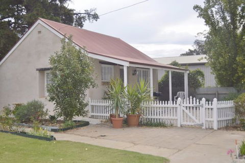Almond Tree Cottage - Accommodation Batemans Bay 4