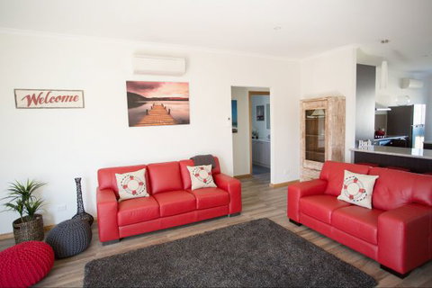 RED FIN Part Of BLUE FIN HOLIDAY HOMES - Accommodation Batemans Bay 0