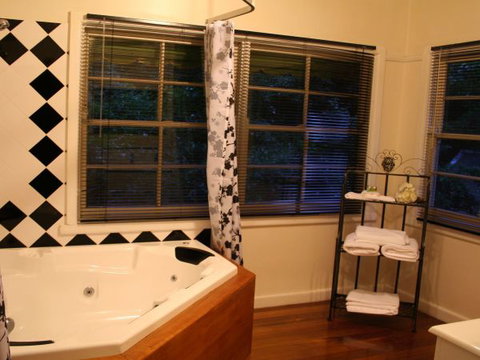 Tudor Cottages Mount Dandenong - Accommodation Batemans Bay 1