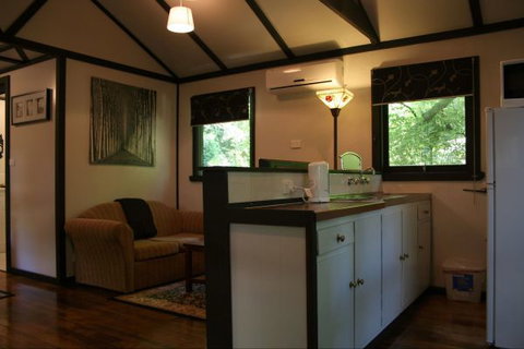 Tudor Cottages Mount Dandenong - Accommodation Batemans Bay 7