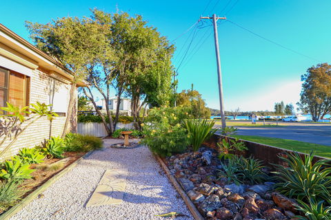 A Reflection On The Lake - Accommodation Batemans Bay 7