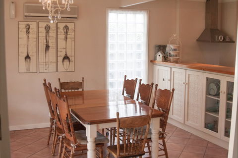 Azalea Cedar-Rose Villa - Accommodation Batemans Bay 5