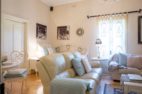 Azalea Cedar-Rose Villa - Accommodation Batemans Bay 8