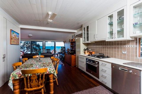 Beachfront Zilzie Holiday Home And Cottage - Accommodation Batemans Bay 5
