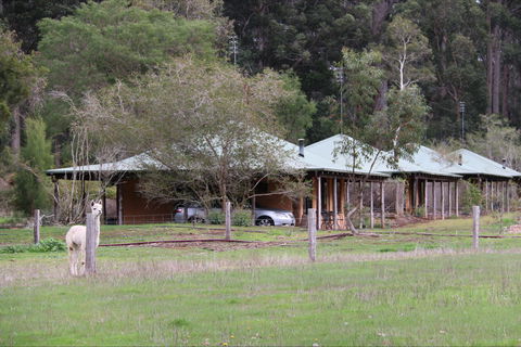 Treenbrook Cottages - Accommodation Batemans Bay 0
