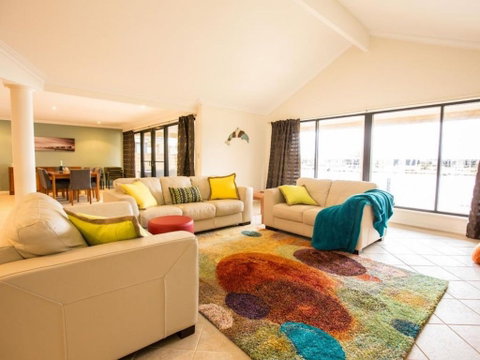 Canal Elegance In Yunderup - Accommodation Batemans Bay 0