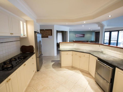 Canal Elegance In Yunderup - Accommodation Batemans Bay 2