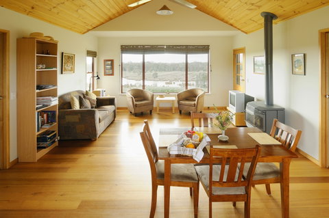Frog Gully Cottages - Accommodation Batemans Bay 1