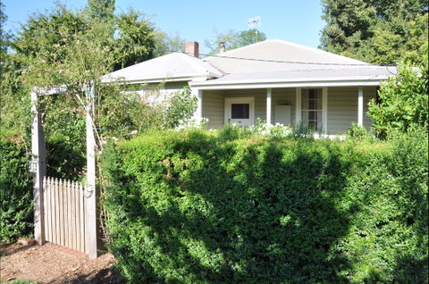 Honeysuckle Cottage - Accommodation Batemans Bay 2