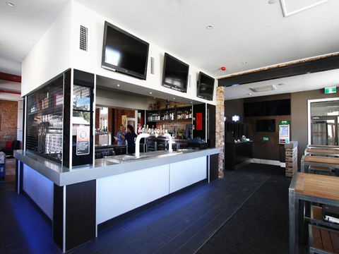 Cow And Calf Hotel - Accommodation Batemans Bay 0