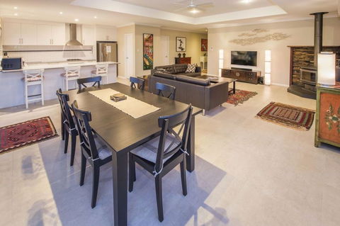 Dave's Digs - Accommodation Batemans Bay 2