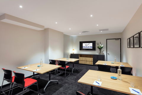 Oaks Adelaide Embassy Suites - Accommodation Batemans Bay 2