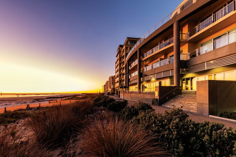 Oaks Glenelg Plaza Pier Suites - Accommodation Batemans Bay 0