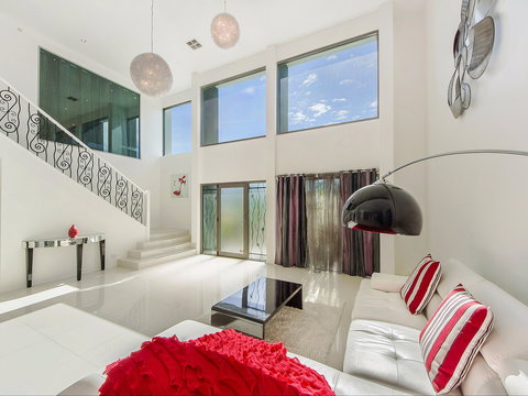 Riviera Waters Broadbeach - Vogue Holiday Homes - Accommodation Batemans Bay 1