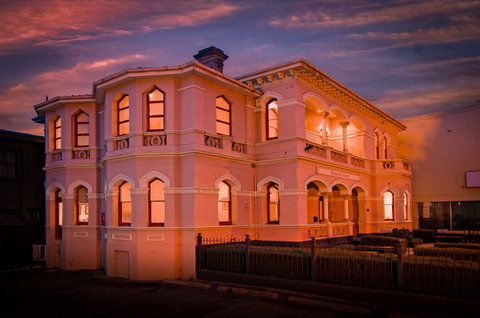 Roxburgh House Apartments - Accommodation Batemans Bay 0