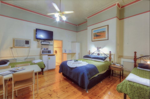 The Lodge Outback Motel - Accommodation Batemans Bay 2