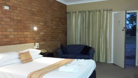 AA Hilldrop Motor Inn - Accommodation Batemans Bay 0