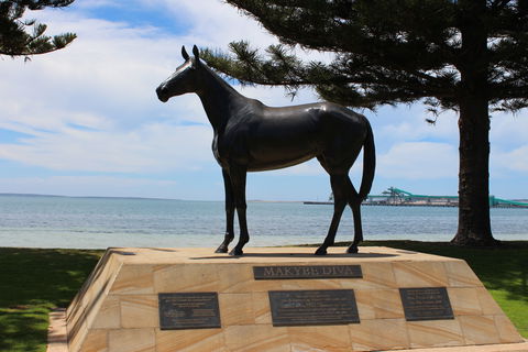 Makybe Diva Statue - Accommodation Batemans Bay 0
