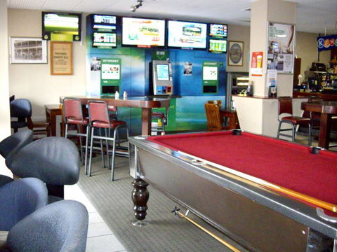 Oxford Hotel - Accommodation Batemans Bay 3