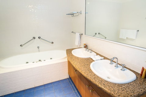 Edgewater Hotel - Accommodation Batemans Bay 6