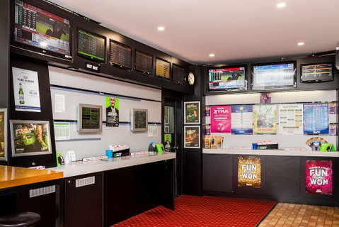 Edgewater Hotel - Accommodation Batemans Bay 1
