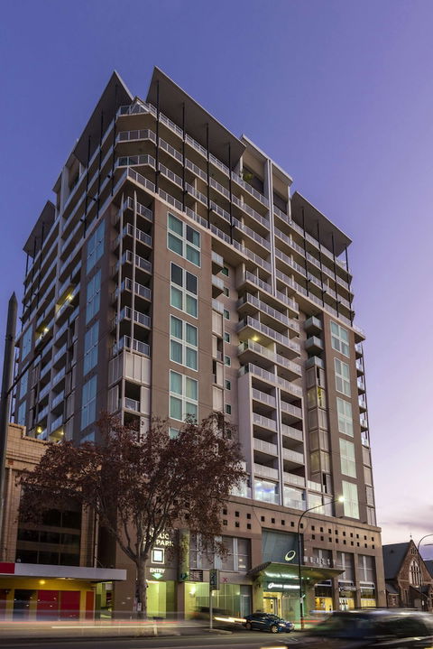 Oaks Adelaide Embassy Suites - Accommodation Batemans Bay 2