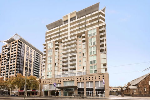 Oaks Adelaide Embassy Suites - Accommodation Batemans Bay 0