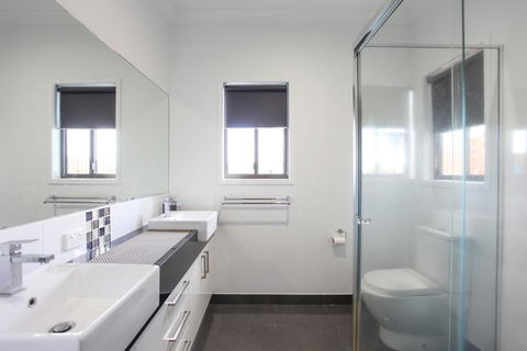 Lakeside Deck House - Accommodation Batemans Bay 6