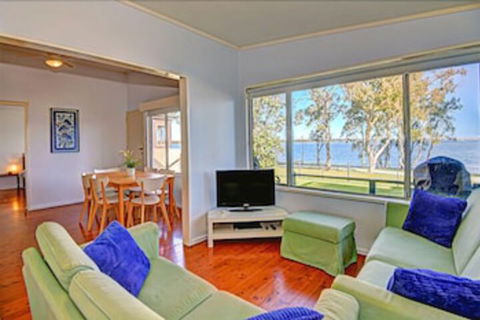 Lakes Edge Cottage - Accommodation Batemans Bay 0