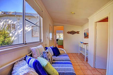 Lakes Edge Cottage - Accommodation Batemans Bay 6