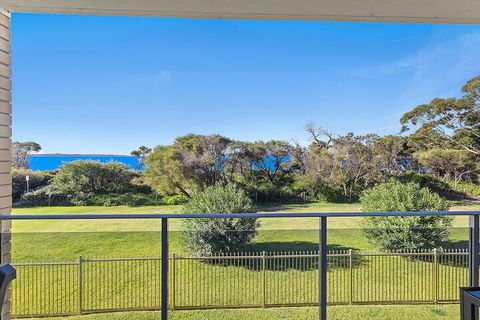 The Helm, Unit 1, 22 Voyager Close - Accommodation Batemans Bay 1