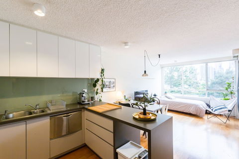 ISAAC, 1BDR South Melbourne Apartment - Accommodation Batemans Bay 1