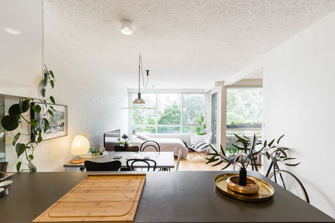 ISAAC, 1BDR South Melbourne Apartment - Accommodation Batemans Bay 2
