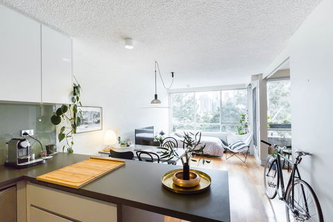 ISAAC, 1BDR South Melbourne Apartment - Accommodation Batemans Bay 4