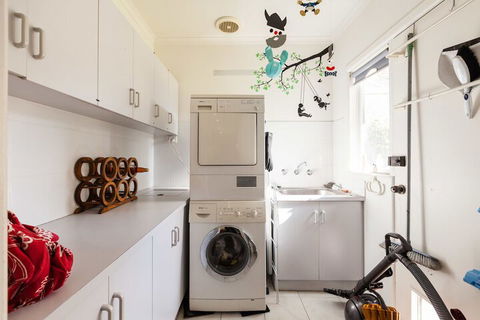 KELLY, 3BDR Northcote House - Accommodation Batemans Bay 2