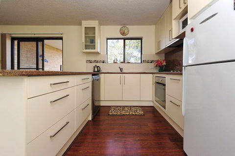 Shoreline Unit 2 / 1 Intrepid Close - Accommodation Batemans Bay 1